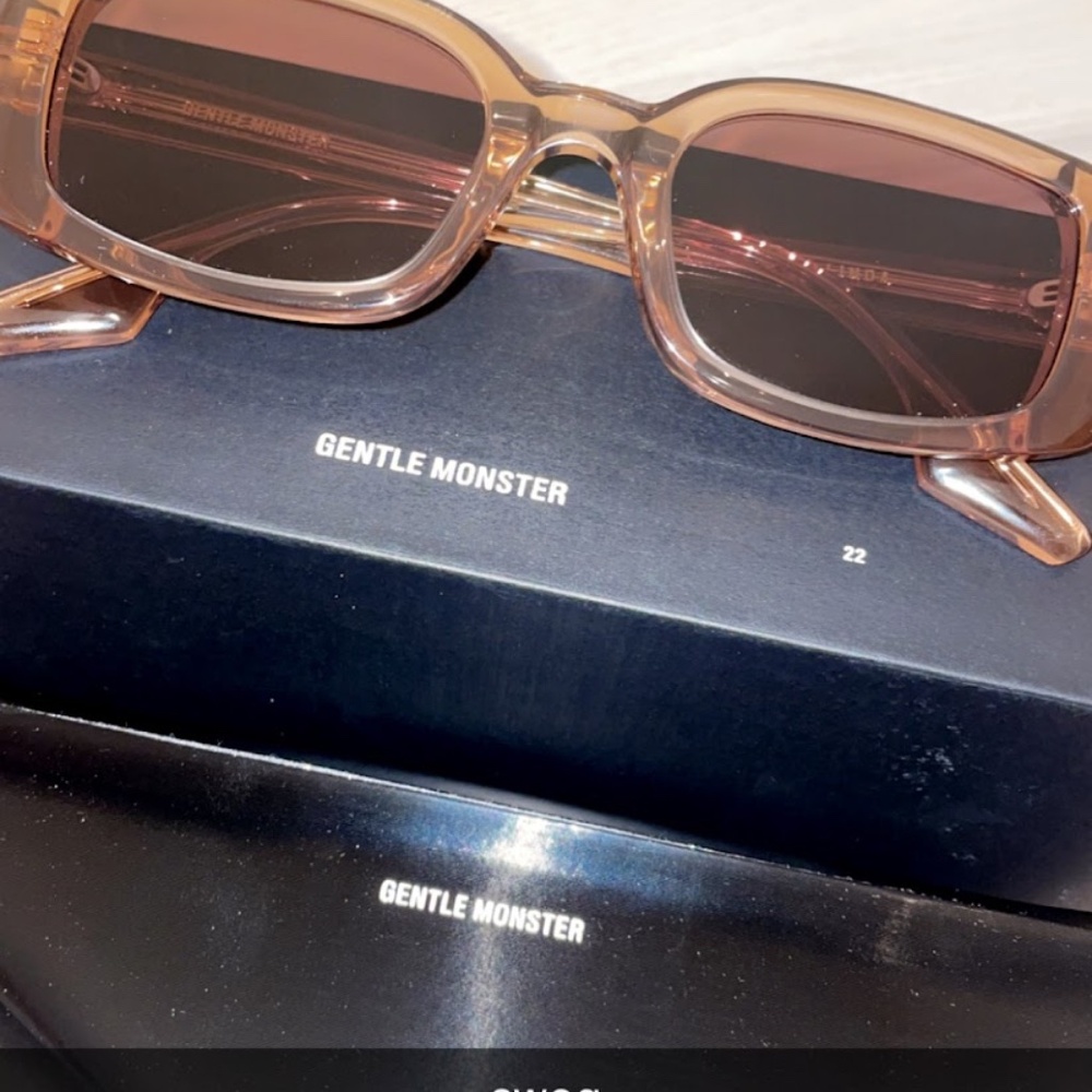 Linda Brc1 Features A Brown Rectangular Acetate F… - image 2